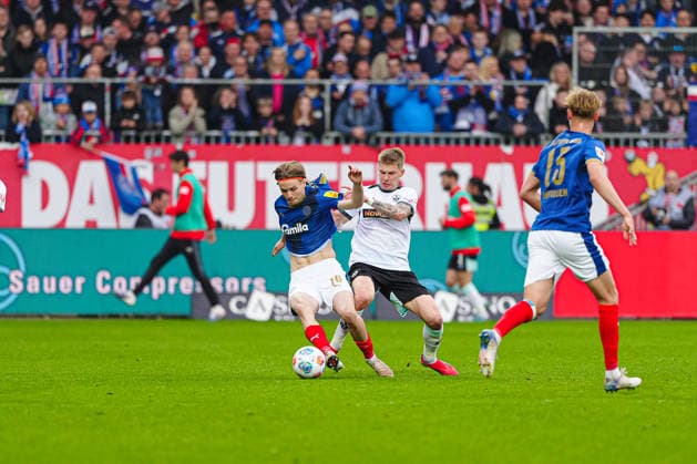 Jonas Therkelsen Holstein Kiel, 10 , Paul Joly 1 FC Kaiserslautern, 26 GER, Holstein Kiel vs 1 FC Kaiserslautern, Football, 2 Bundesliga, Matchday 30, Season 2025 2026, 17 04 2026 DFL REGULATIONS PROHIBIT ANY USE OF PHOTOGRAPHS AS IMAGE SEQUENCES AND OR QUASI VIDEO GER, Holstein Kiel vs 1 FC Kaiserslautern, Football, 2 Bundesliga, Matchday 30, Season 2025 2026, 17 04 2026 Kiel Copyright: xEibner-Pressefoto MarcelxvonxFehrnx EP_MFN