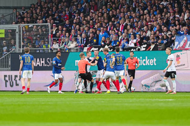 Pack formation GER, Holstein Kiel vs 1 FC Kaiserslautern, Football, 2 Bundesliga, Matchday 30, Season 2025 2026, 17 04 2026 DFL REGULATES PROHIBIT ANY USE OF PHOTOGRAPHS AS IMAGE SEQUENCES AND OR QUASI VIDEO GER, Holstein Kiel vs 1 FC Kaiserslautern, Football, 2 Bundesliga, Matchday 30, Season 2025 2026, 17 04 2026 Kiel Copyright: xEibner-Pressefoto MarcelxvonxFehrnx EP_MFN