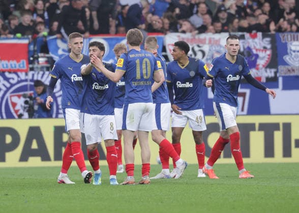 torjubel kiel football, men, season 2025 2026, 2 BL, Holstein Stadion, Holstein Kiel vs 1 FC Kaiserslautern DFL REGULATIONS PROHIBIT ANY USE OF PHOTOGRAPHS AS IMAGE SEQUENCES AND OR QUASI VIDEO