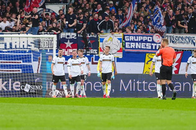 Disappointment 1 FC Kaiserslautern after goal to 3 0 by header David Zec Holstein Kiel, 26 GER, Holstein Kiel vs 1 FC Kaiserslautern, Soccer, 2 Bundesliga, Matchday 30, Season 2025 2026, 17 04 2026 DFL REGULATES PROHIBIT ANY USE OF PHOTOGRAPHS AS IMAGE SEQUENCES AND OR QUASI VIDEO GER, Holstein Kiel vs 1 FC Kaiserslautern, Football, 2 Bundesliga, Matchday 30, Season 2025 2026, 17 04 2026 Kiel Copyright: xEibner-Pressefoto MarcelxvonxFehrnx EP_MFN