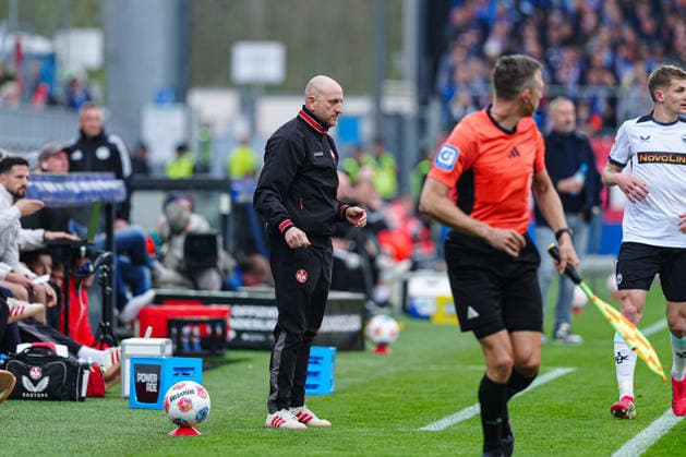 Torsten Lieberknecht 1 FC Kaiserslautern, Coach GER, Holstein Kiel vs 1 FC Kaiserslautern, Football, 2 Bundesliga, Matchday 30, Season 2025 2026, 17 04 2026 DFL REGULATES PROHIBIT ANY USE OF PHOTOGRAPHS AS IMAGE SEQUENCES AND OR QUASI VIDEO GER, Holstein Kiel vs 1 FC Kaiserslautern, Football, 2 Bundesliga, Matchday 30, Season 2025 2026, 17 04 2026 Kiel Copyright: xEibner-Pressefoto MarcelxvonxFehrnx EP_MFN