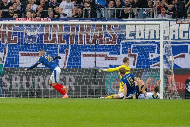 17 04 2026 Soccer 2 Bundesliga Men Season 2025 2026 30 Matchday Holstein Kiel 1 FC Kaiserslautern Kiel in blue, Kaiserslautern in white David Zec li with the 3 0 header for Holstein Kiel after a corner kick Kiel Holstein Stadion, Westring 501 Schleswig Holstein Germany