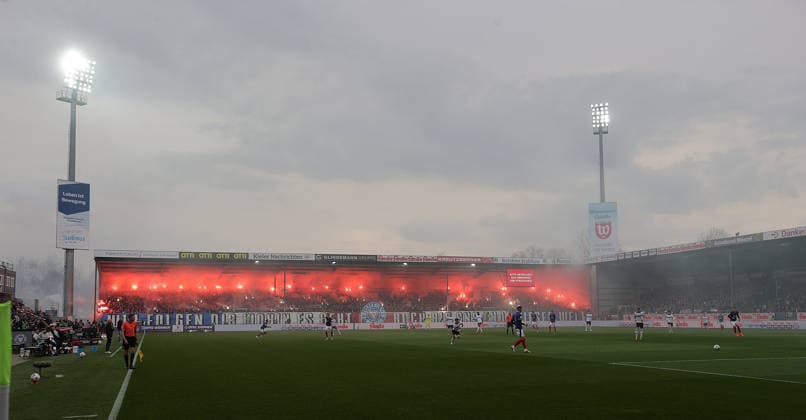 Kiel pyro at the start of the match Football, Men, Season 2025 2026, 2 BL, Holstein Stadion, Holstein Kiel vs 1 FC Kaiserslautern DFL REGULATIONS PROHIBIT ANY USE OF PHOTOGRAPHS AS IMAGE SEQUENCES AND OR QUASI VIDEO