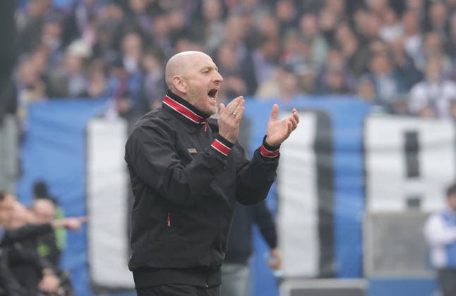 Head Coach Torsten Lieberknecht 1 FC Kaiserslautern Football, Men, Season 2025 2026, 2 BL, Holstein Stadion, Holstein Kiel vs 1 FC Kaiserslautern DFL REGULATIONS PROHIBIT ANY USE OF PHOTOGRAPHS AS IMAGE SEQUENCES AND OR QUASI VIDEO
