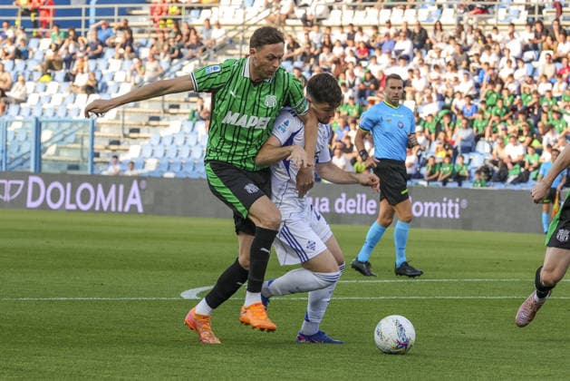 Martin Baturina of Como 1907 battle for the ball with Nemanja Matic of US Sassuolo during US Sassuolo vs Como Calcio, 33Â° Serie A Enilive 2025-26 game at Mapei stadium - Citta del tricolore in Reggio Emilia (RE), Italy, on April 17, 2026.  Copyright: xDavidexCasentini IPAxSportx xipa-agency.netx xx IPA_74025972 IPA_Agency_IPA74025972