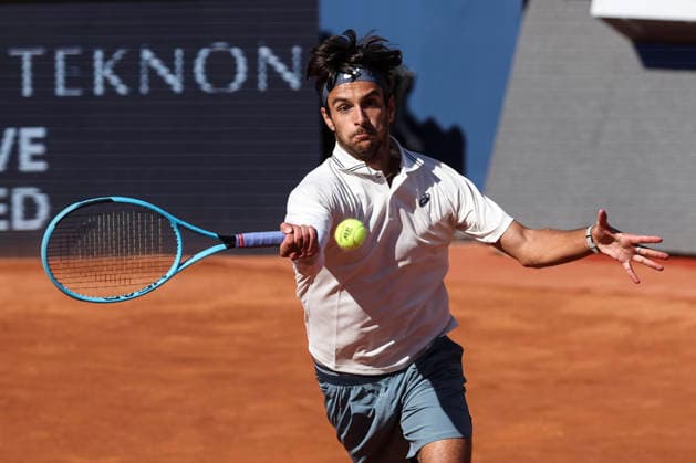 April 17, 2026, Barcelona, Barcelona, Spain: Lorenzo Musetti of Italy in action against Arthur Fils of France during the Quarter-finals tennis match of the Barcelona Open Banc Sabadell - Conde Godo 2026 Day 7 at Real Club de Tenis Barcelona on April 17, 2026 in Barcelona, Spain. Barcelona Spain - ZUMAa181 20260417_zaa_a181_165 Copyright: xJavierxBorregox