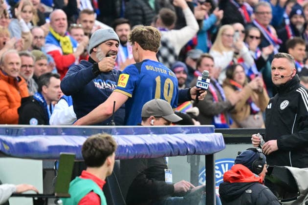 17 04 2026, Soccer, Men, 2 BL Bundesliga , Season 2025 2026, Holstein Kiel 1 FC Kaiserslautern, 30 Matchday Goal celebration Holstein Kiel Phil Harres with stadium announcer York Lange Kiel, Holstein Stadion Holstein Stadion Schleswig Holstein Germany