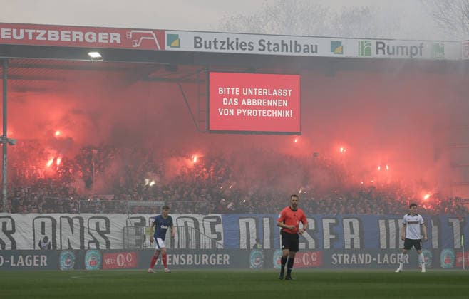 Pyro der Kieler Fans Fussball, Herren, Saison 2025 2026, 2.BL, Holstein Stadion, Holstein Kiel gegen 1.FC Kaiserslautern DFL REGULATIONS PROHIBIT ANY USE OF PHOTOGRAPHS AS IMAGE SEQUENCES AND OR QUASI-VIDEO. *** Pyro of Kiel fans Football, Men, Season 2025 2026, 2 BL, Holstein Stadion, Holstein Kiel vs 1 FC Kaiserslautern DFL REGULATIONS PROHIBIT ANY USE OF PHOTOGRAPHS AS IMAGE SEQUENCES AND OR QUASI VIDEO