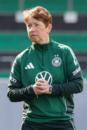 17 04 2026, xgrfx, Football DFB Media Dates, German Womens National Team Training v l Maren Meinert German Womens National Team DFL DFB REGULATIONS PROHIBIT ANY USE OF PHOTOGRAPHS as IMAGE SEQUENCES and or QUASI VIDEO Ried