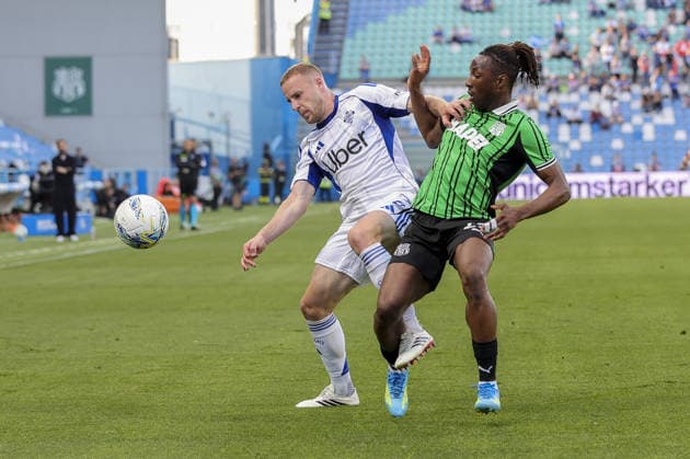 Ivan Smol?ic of Como 1907 battle for the ball with Woyo Coulibaly of US Sassuolo. during US Sassuolo vs Como Calcio, 33Â° Serie A Enilive 2025-26 game at Mapei stadium - Citta del tricolore in Reggio Emilia (RE), Italy, on April 17, 2026.  Copyright: xDavidexCasentini IPAxSportx xipa-agency.netx xx IPA_74026268 IPA_Agency_IPA74026268