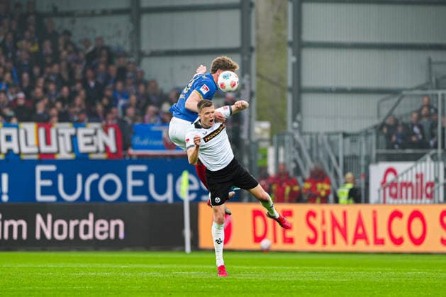 Header duel aerial duel Phil Harres Holstein Kiel, 19 , Fabian Kunze 1 FC Kaiserslautern, 06 GER, Holstein Kiel vs 1 FC Kaiserslautern, Football, 2 Bundesliga, Matchday 30, Season 2025 2026, 17 04 2026 DFL REGULATES PROHIBIT ANY USE OF PHOTOGRAPHS AS IMAGE SEQUENCES AND OR QUASI VIDEO GER, Holstein Kiel vs 1 FC Kaiserslautern, Football, 2 Bundesliga, Matchday 30, Season 2025 2026, 17 04 2026 Kiel Copyright: xEibner-Pressefoto MarcelxvonxFehrnx EP_MFN