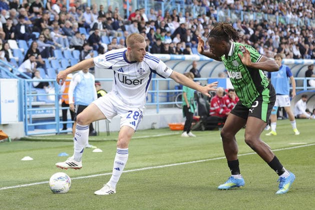Ivan Smol?ic of Como 1907 battle for the ball with Woyo Coulibaly of US Sassuolo. during US Sassuolo vs Como Calcio, 33Â° Serie A Enilive 2025-26 game at Mapei stadium - Citta del tricolore in Reggio Emilia (RE), Italy, on April 17, 2026.  Copyright: xDavidexCasentini IPAxSportx xipa-agency.netx xx IPA_74026270 IPA_Agency_IPA74026270