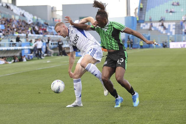 Ivan Smol?ic of Como 1907 battle for the ball with Woyo Coulibaly of US Sassuolo. during US Sassuolo vs Como Calcio, 33Â° Serie A Enilive 2025-26 game at Mapei stadium - Citta del tricolore in Reggio Emilia (RE), Italy, on April 17, 2026.  Copyright: xDavidexCasentini IPAxSportx xipa-agency.netx xx IPA_74026271 IPA_Agency_IPA74026271