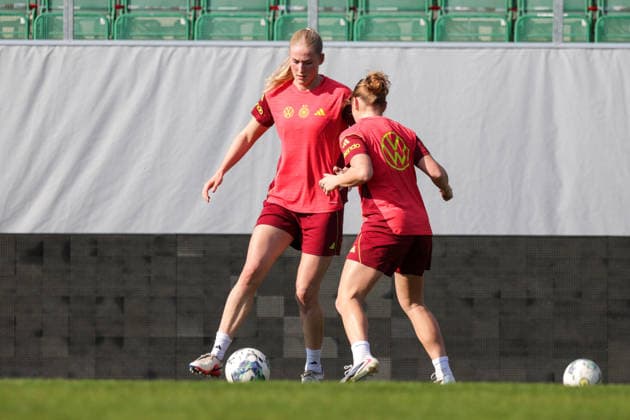 17 04 2026, xgrfx, Football DFB Media Dates, German Womens National Team Training v l Camilla Küver German Womens National Team DFL DFB REGULATIONS PROHIBIT ANY USE OF PHOTOGRAPHS as IMAGE SEQUENCES and or QUASI VIDEO Ried