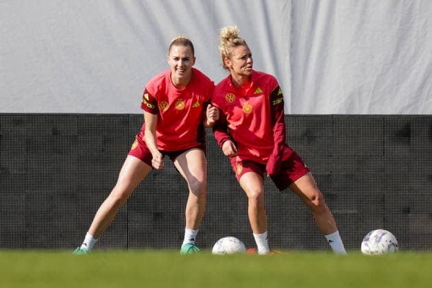 17 04 2026, xgrfx, Football DFB Media Dates, German Womens National Team Training v l Laura Freigang, Linda Dallmann German Womens National Team DFL DFB REGULATIONS PROHIBIT ANY USE OF PHOTOGRAPHS as IMAGE SEQUENCES and or QUASI VIDEO Ried