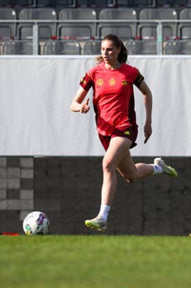 17 04 2026, xgrfx, Football DFB Media Dates, German Womens National Team Training v l Jule Brand German Womens National Team DFL DFB REGULATIONS PROHIBIT ANY USE OF PHOTOGRAPHS as IMAGE SEQUENCES and or QUASI VIDEO Ried