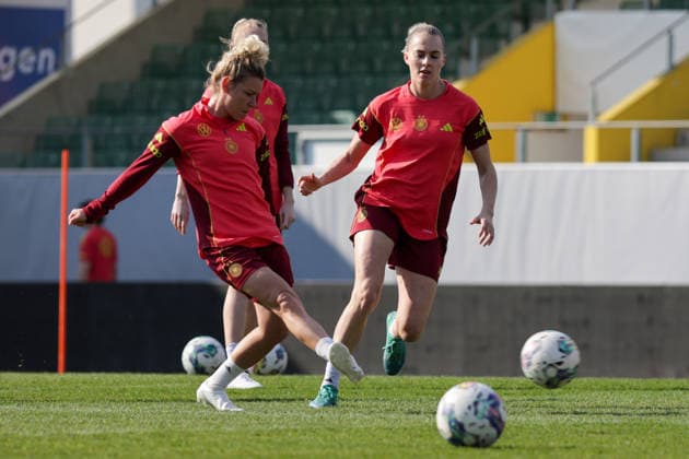 17 04 2026, xgrfx, Football DFB Media Dates, German Womens National Team Training v l Linda Dallmann, Laura Freigang German Womens National Team DFL DFB REGULATIONS PROHIBIT ANY USE OF PHOTOGRAPHS as IMAGE SEQUENCES and or QUASI VIDEO Ried