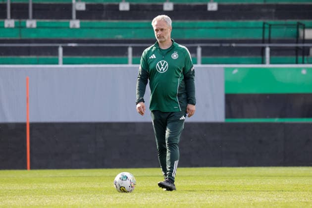 17 04 2026, xgrfx, Football DFB Media Dates, German Womens National Team Training v l Christian Wück German Womens National Team DFL DFB REGULATIONS PROHIBIT ANY USE OF PHOTOGRAPHS as IMAGE SEQUENCES and or QUASI VIDEO Ried
