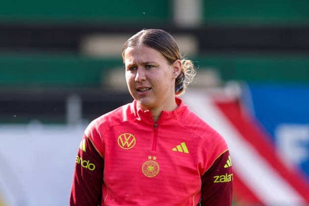 17 04 2026, xgrfx, Football DFB Media Dates, German Womens National Team Training v l Larissa Mühlhaus German Womens National Team DFL DFB REGULATIONS PROHIBIT ANY USE OF PHOTOGRAPHS as IMAGE SEQUENCES and or QUASI VIDEO Ried