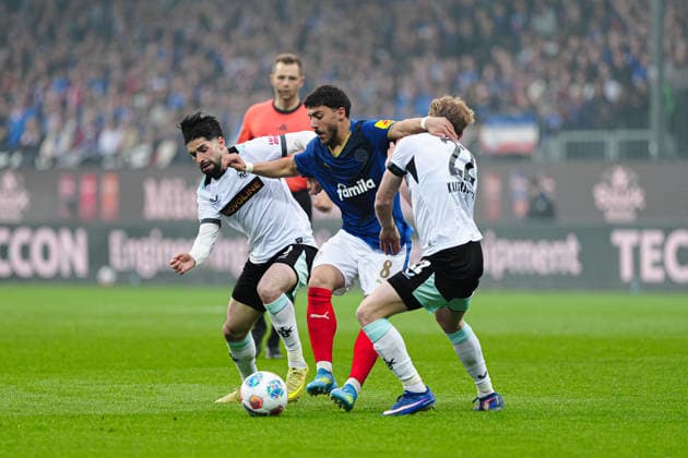 Jean Zimmer 1 FC Kaiserslautern, 08 , Umut Tohumcu Holstein Kiel, 08 , Mika Haas 1 FC Kaiserslautern, 22 GER, Holstein Kiel vs 1 FC Kaiserslautern, Football, 2 Bundesliga, Matchday 30, Season 2025 2026, 17 04 2026 DFL REGULATES PROHIBIT ANY USE OF PHOTOGRAPHS AS IMAGE SEQUENCES AND OR QUASI VIDEO GER, Holstein Kiel vs 1 FC Kaiserslautern, Football, 2 Bundesliga, Matchday 30, Season 2025 2026, 17 04 2026 Kiel Copyright: xEibner-Pressefoto MarcelxvonxFehrnx EP_MFN