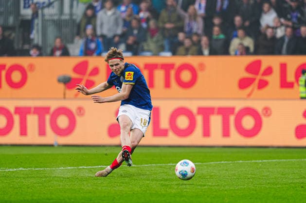 Goal shot Goal chance Jonas Therkelsen Holstein Kiel, 10 GER, Holstein Kiel vs 1 FC Kaiserslautern, Football, 2 Bundesliga, Matchday 30, Season 2025 2026, 17 04 2026 DFL REGULATIONS PROHIBIT ANY USE OF PHOTOGRAPHS AS IMAGE SEQUENCES AND OR QUASI VIDEO GER, Holstein Kiel vs 1 FC Kaiserslautern, Football, 2 Bundesliga, Matchday 30, Season 2025 2026, 17 04 2026 Kiel Copyright: xEibner-Pressefoto MarcelxvonxFehrnx EP_MFN