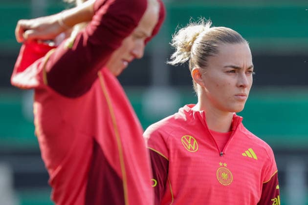17 04 2026, xgrfx, Football DFB Media Dates, German Womens National Team Training v l Laura Freigang German Womens National Team DFL DFB REGULATIONS PROHIBIT ANY USE OF PHOTOGRAPHS as IMAGE SEQUENCES and or QUASI VIDEO Ried