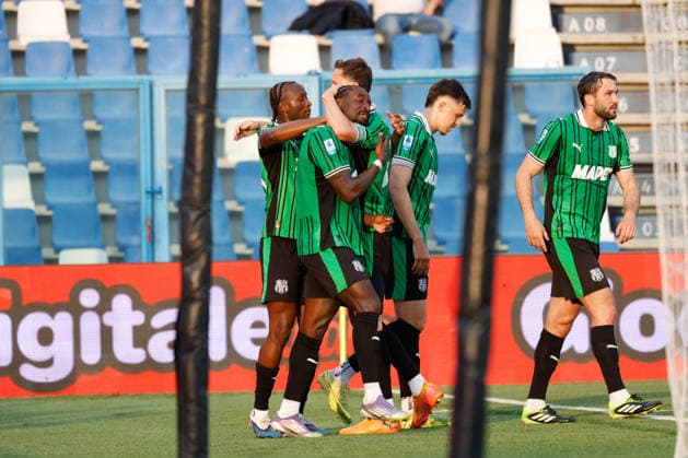 M Bala Nzola (Sassuolo) celebrates after scoring the gol of 2-0 during the italian soccer Serie A match US Sassuolo vs Como 1907 at Mapei Stadium in Reggio Emilia, Italy on April 17, 2026 during US Sassuolo vs Como 1907, Italian soccer Serie A match in Reggio Emilia, Italy, April 17 2026  Copyright: xLucaxDiliberto IPAxSportx xipa-agency.netx xx IPA_74026790 IPA_Agency_IPA74026790