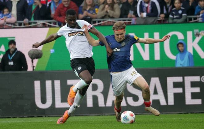 Maxwell Gyamfi 1 FC Kaiserslautern , Jonas Therkelsen Holstein Kiel Fußball, Herren, Saison 2025 2026, 2 BL, Holstein Stadion, Holstein Kiel gegen 1 FC Kaiserslautern DFL REGULATIONS PROHIBIT ANY USE OF PHOTOGRAPHS AS IMAGE SEQUENCES AND OR QUASI VIDEO
