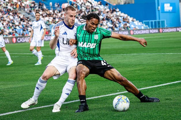 Ivan Smolcic (Como) and Armand Lauriente (Sassuolo) during the italian soccer Serie A match US Sassuolo vs Como 1907 at Mapei Stadium in Reggio Emilia, Italy on April 17, 2026 during US Sassuolo vs Como 1907, Italian soccer Serie A match in Reggio Emilia, Italy, April 17 2026  Copyright: xLucaxDiliberto IPAxSportx xipa-agency.netx xx IPA_74026803 IPA_Agency_IPA74026803