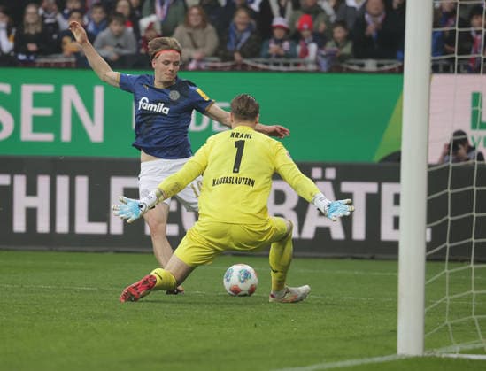 Mahir Emreli 1 FC Kaiserslautern fails at goalkeeper Julian Krahl 1 FC Kaiserslautern Football, Men, Season 2025 2026, 2 BL, Holstein Stadion, Holstein Kiel vs 1 FC Kaiserslautern DFL REGULATIONS PROHIBIT ANY USE OF PHOTOGRAPHS AS IMAGE SEQUENCES AND OR QUASI VIDEO