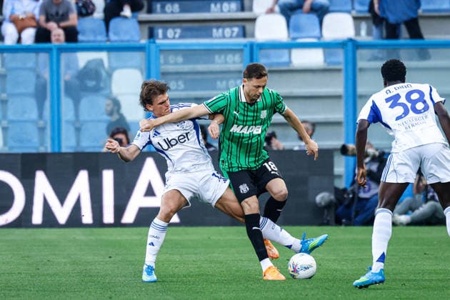 Nicolas Paz (Como) and Nemanja Matic (Sassuolo) during the italian soccer Serie A match US Sassuolo vs Como 1907 at Mapei Stadium in Reggio Emilia, Italy on April 17, 2026 during US Sassuolo vs Como 1907, Italian soccer Serie A match in Reggio Emilia, Italy, April 17 2026  Copyright: xLucaxDiliberto IPAxSportx xipa-agency.netx xx IPA_74026863 IPA_Agency_IPA74026863