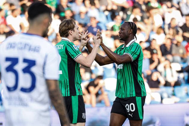 Armand Lauriente (Sassuolo) and Ismael Kone (Sassuolo) during the italian soccer Serie A match US Sassuolo vs Como 1907 at Mapei Stadium in Reggio Emilia, Italy on April 17, 2026 during US Sassuolo vs Como 1907, Italian soccer Serie A match in Reggio Emilia, Italy, April 17 2026  Copyright: xLucaxDiliberto IPAxSportx xipa-agency.netx xx IPA_74026868 IPA_Agency_IPA74026868