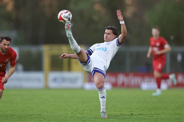17.04.2026, Herren, Fussball, Saison 2025 2026, Regionalliga Bayern, 29. Spieltag: SV Viktoria Aschaffenburg - TSV Aubstadt Adrian Asani ( 17, SV Viktoria Aschaffenburg) Aschaffenburg Stadion am Schoenbusch Bayern Deutschland *** 17 04 2026, Men, Soccer, Season 2025 2026, Regionalliga Bayern, 29 Matchday SV Viktoria Aschaffenburg TSV Aubstadt Adrian Asani 17, SV Viktoria Aschaffenburg Aschaffenburg Stadion am Schoenbusch Bayern Germany