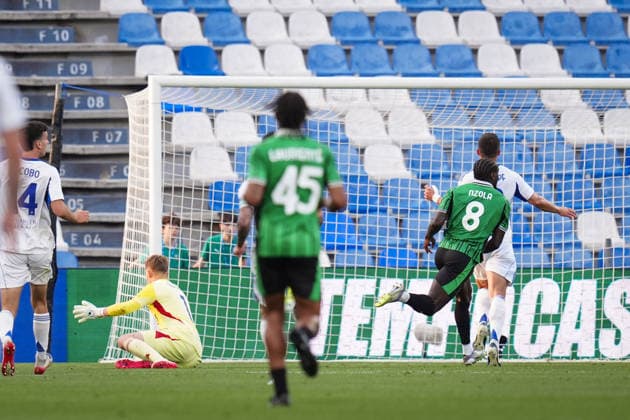 Sassuolo™s MBala Nzola celebrates after scoring the 2-0 goal for his team during the Serie A soccer match between Sassuolo and Como at the Mapei Stadium CittÃ del Tricolore in Reggio Emilia, north Italy - Friday, April 17, 2026 - - Soccer -  Copyright: xMassimoxPaolone LaPressex