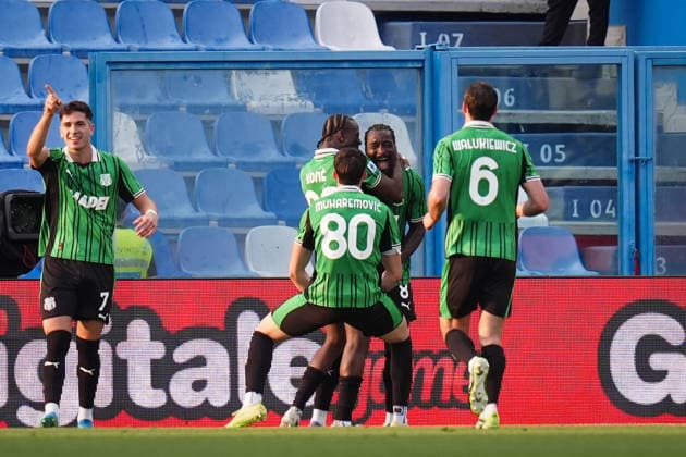 Sassuolo™s MBala Nzola celebrates after scoring the 2-0 goal for his team during the Serie A soccer match between Sassuolo and Como at the Mapei Stadium CittÃ del Tricolore in Reggio Emilia, north Italy - Friday, April 17, 2026 - - Soccer -  Copyright: xMassimoxPaolone LaPressex