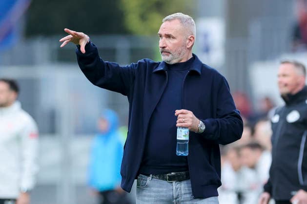Coach Tim Walter Holstein Kiel gestures, 2 Bundesliga, Holstein Kiel v 1 FC Kaiserslautern, Holstein Stadion on April 17, 2026 in Kiel, Germany Photo by Marco Steinbrenner DeFodi Images Coach Tim Walter Holstein Kiel gestures, 2 Bundesliga, Holstein Kiel v 1 FC Kaiserslautern, Holstein Stadion, April 17, 2026 in Kiel, Germany Photo by Marco Steinbrenner DeFodi Images