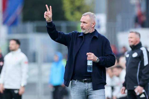 Coach Tim Walter Holstein Kiel gestures, 2 Bundesliga, Holstein Kiel v 1 FC Kaiserslautern, Holstein Stadion on April 17, 2026 in Kiel, Germany Photo by Marco Steinbrenner DeFodi Images Coach Tim Walter Holstein Kiel gestures, 2 Bundesliga, Holstein Kiel v 1 FC Kaiserslautern, Holstein Stadion, April 17, 2026 in Kiel, Germany Photo by Marco Steinbrenner DeFodi Images