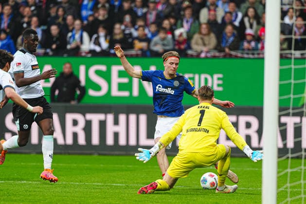 Goal shot Goal chance Jonas Therkelsen Holstein Kiel, 10 GER, Holstein Kiel vs 1 FC Kaiserslautern, Football, 2 Bundesliga, Matchday 30, Season 2025 2026, 17 04 2026 DFL REGULATIONS PROHIBIT ANY USE OF PHOTOGRAPHS AS IMAGE SEQUENCES AND OR QUASI VIDEO GER, Holstein Kiel vs 1 FC Kaiserslautern, Football, 2 Bundesliga, Matchday 30, Season 2025 2026, 17 04 2026 Kiel Copyright: xEibner-Pressefoto MarcelxvonxFehrnx EP_MFN