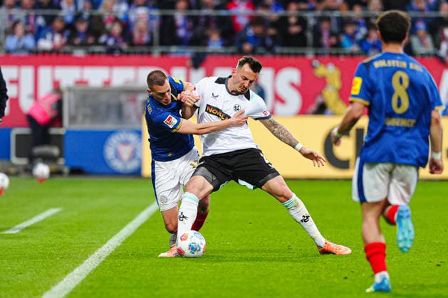 Ivan Nekic Holstein Kiel, 13 , Mergim Berisha 1 FC Kaiserslautern, 20 GER, Holstein Kiel vs 1 FC Kaiserslautern, Football, 2 Bundesliga, Matchday 30, Season 2025 2026, 17 04 2026 DFL REGULATIONS PROHIBIT ANY USE OF PHOTOGRAPHS AS IMAGE SEQUENCES AND OR QUASI VIDEO GER, Holstein Kiel vs 1 FC Kaiserslautern, Football, 2 Bundesliga, Matchday 30, Season 2025 2026, 17 04 2026 Kiel Copyright: xEibner-Pressefoto MarcelxvonxFehrnx EP_MFN