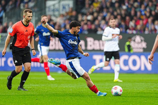 Goal shot Goal chance Umut Tohumcu Holstein Kiel, 08 GER, Holstein Kiel vs 1 FC Kaiserslautern, Football, 2 Bundesliga, Matchday 30, Season 2025 2026, 17 04 2026 DFL REGULATIONS PROHIBIT ANY USE OF PHOTOGRAPHS AS IMAGE SEQUENCES AND OR QUASI VIDEO GER, Holstein Kiel vs 1 FC Kaiserslautern, Football, 2 Bundesliga, Matchday 30, Season 2025 2026, 17 04 2026 Kiel Copyright: xEibner-Pressefoto MarcelxvonxFehrnx EP_MFN