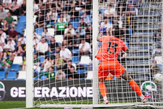 Como™s Nico Paz goal 2-1 during the Serie A soccer match between Sassuolo and Como at the Mapei Stadium CittÃ del Tricolore in Reggio Emilia, north Italy - Friday, April 17, 2026 - - Soccer -  Copyright: xMassimoxPaolone LaPressex