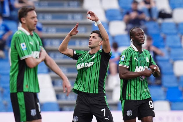 SassuoloÕs Cristian Volpato celebrates after scoring the 1-0 goal for his team during the Serie A soccer match between Sassuolo and Como at the Mapei Stadium Cittˆ del Tricolore in Reggio Emilia, north Italy - Friday, April 17, 2026 - - Soccer -  Copyright: xMassimoxPaolone LaPressex
