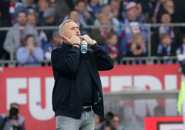 Coach Tim Walter Holstein Kiel Football, Men, Season 2025 2026, 2 BL, Holstein Stadion, Holstein Kiel vs 1 FC Kaiserslautern DFL REGULATIONS PROHIBIT ANY USE OF PHOTOGRAPHS AS IMAGE SEQUENCES AND OR QUASI VIDEO