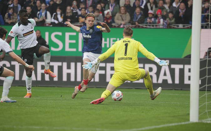 Football, Men, Season 2025 2026, 2 BL, Holstein Stadion, Holstein Kiel vs 1 FC Kaiserslautern DFL REGULATIONS PROHIBIT ANY USE OF PHOTOGRAPHS AS IMAGE SEQUENCES AND OR QUASI VIDEO