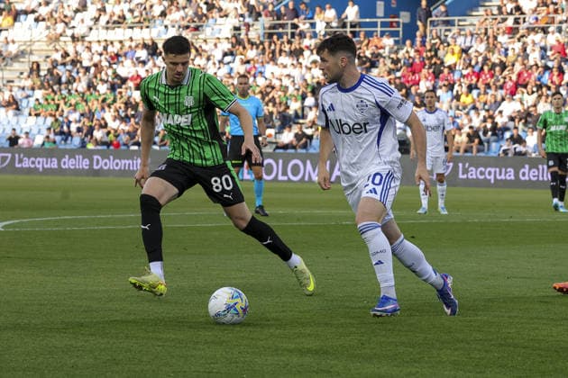 CALCIO - Serie A - US Sassuolo vs Como 1907 Martin Baturina of Como 1907 competes for the ball with Tarik Muharemovic of US Sassuolo during US Sassuolo vs Como Calcio, 33Â° Serie A Enilive 2025-26 game at Mapei stadium - Citta del tricolore in Reggio Emilia (RE), Italy, on April 17, 2026. Reggio Emilia Italy  Copyright: xIPAxSport ABACAx