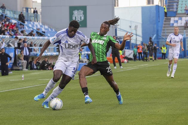 CALCIO - Serie A - US Sassuolo vs Como 1907 Assane Diao of Como 1907 battle for the ball with Woyo Coulibaly of US Sassuolo. during US Sassuolo vs Como Calcio, 33Â° Serie A Enilive 2025-26 game at Mapei stadium - Citta del tricolore in Reggio Emilia (RE), Italy, on April 17, 2026. Reggio Emilia Italy  Copyright: xIPAxSport ABACAx