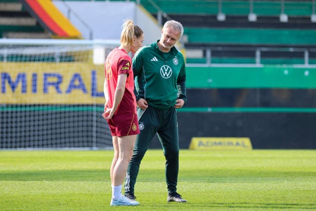 Ried im Innkreis, Austria 17 April 2026 Preparation for the womens World Cup qualifier Austria vs Germany Final training In the picture from left Sarai Linder Germany and national coach Christian Wück Wueck Germany Copyright: HMBxMedia MadeleinexFantini