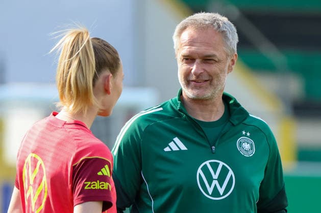 Ried im Innkreis, Austria 17 April 2026 Preparation for the womens World Cup qualifier Austria vs Germany Final training In the picture from left Sarai Linder Germany and national coach Christian Wück Wueck Germany Copyright: HMBxMedia MadeleinexFantini
