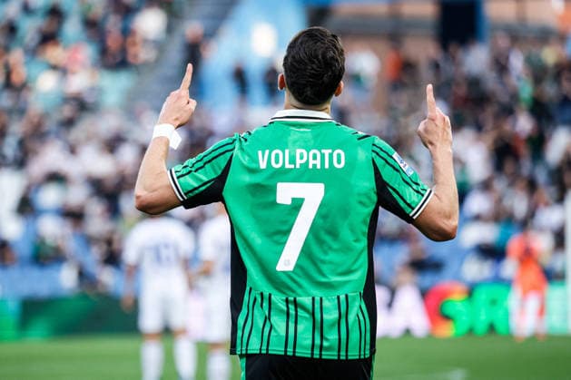 CALCIO - Serie A - US Sassuolo vs Como 1907 Cristian Volpato (Sassuolo) celebrates after scoring the gol of 1-0 during the italian soccer Serie A match US Sassuolo vs Como 1907 at Mapei Stadium in Reggio Emilia, Italy on April 17, 2026 during US Sassuolo vs Como 1907, Italian soccer Serie A match in Reggio Emilia, Italy, April 17 2026 Reggio Emilia Italy  Copyright: xIPAxSport ABACAx
