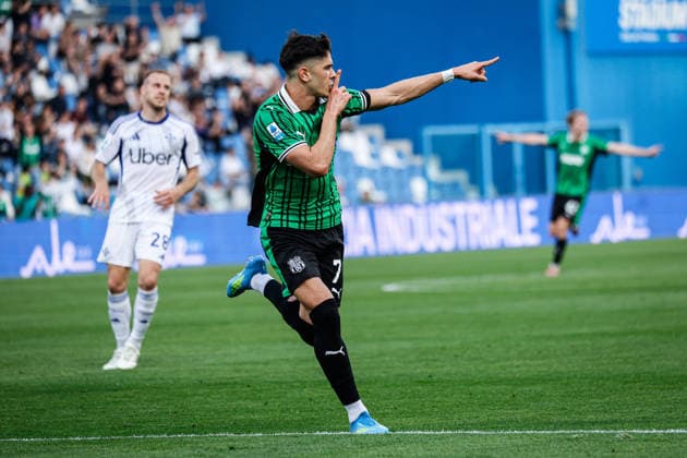 CALCIO - Serie A - US Sassuolo vs Como 1907 Cristian Volpato (Sassuolo) celebrates after scoring the gol of 1-0 during the italian soccer Serie A match US Sassuolo vs Como 1907 at Mapei Stadium in Reggio Emilia, Italy on April 17, 2026 during US Sassuolo vs Como 1907, Italian soccer Serie A match in Reggio Emilia, Italy, April 17 2026 Reggio Emilia Italy  Copyright: xIPAxSport ABACAx
